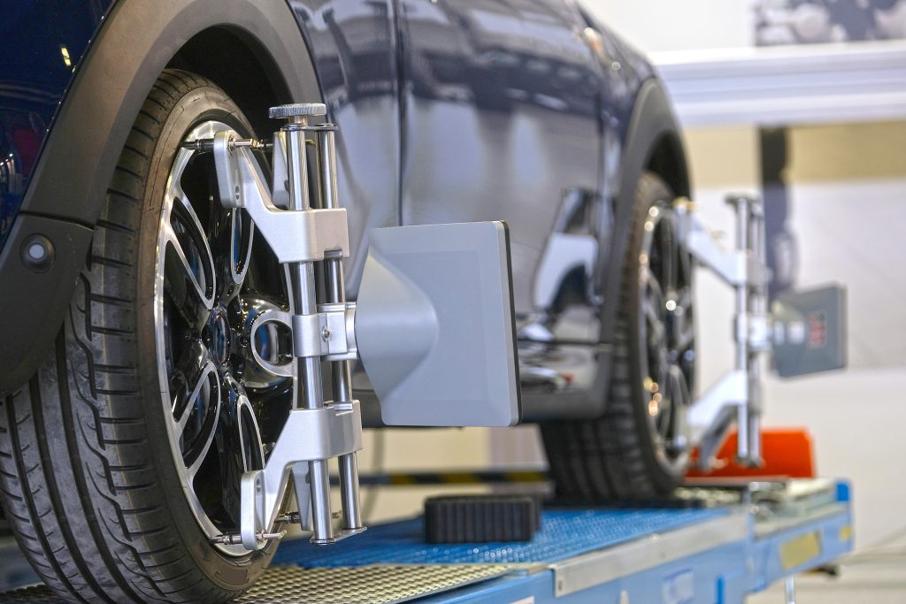 Image of a vehicle on a wheel alignment machine
