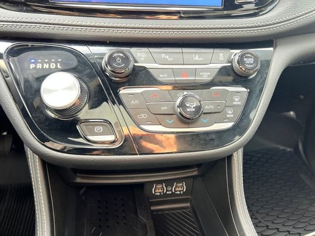 2025 Chrysler Pacifica Hybrid Premiuim S Appearance Package