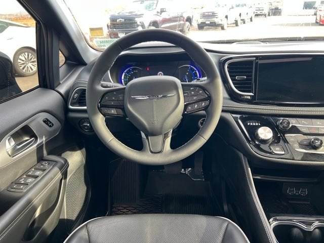 2025 Chrysler Pacifica Hybrid Premiuim S Appearance Package