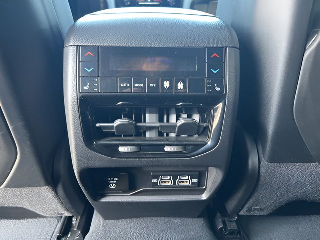 2023 Jeep Grand Cherokee Overland - Photo 19