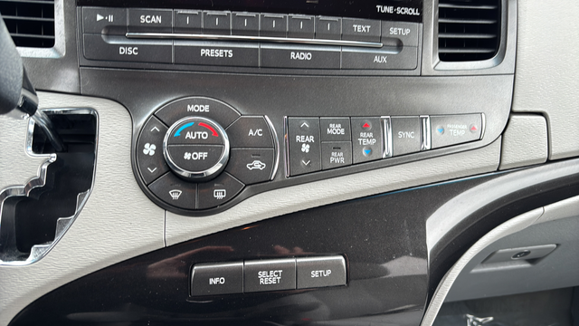 2014 Toyota Sienna LE 8 Passenger