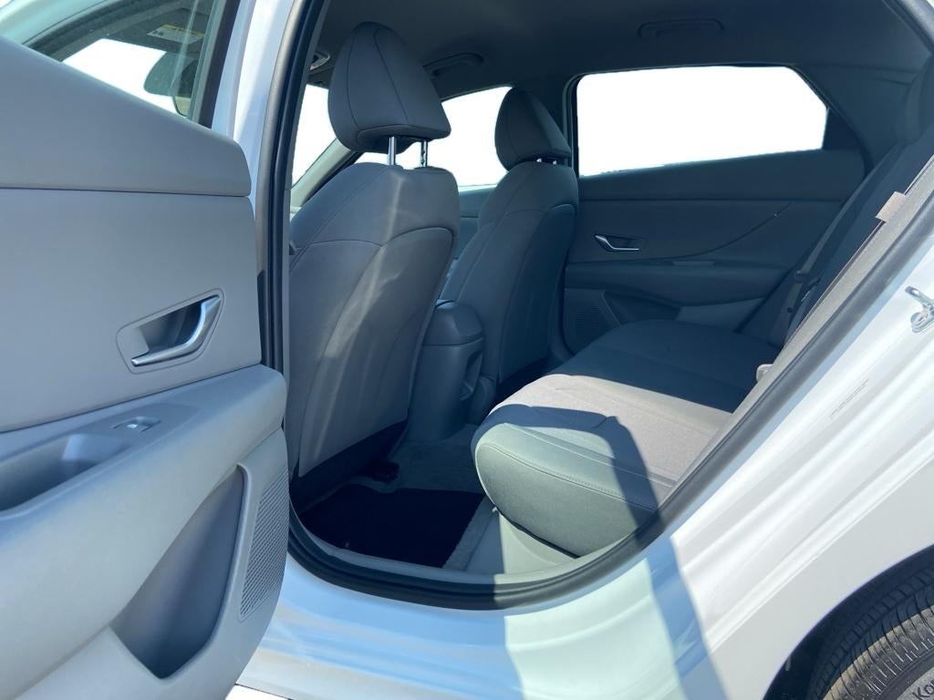 2025 Hyundai ELANTRA SE